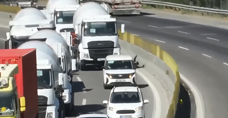 Adana’da otoyolda şerit ihlali yapan sürücüler dronla tespit edildi