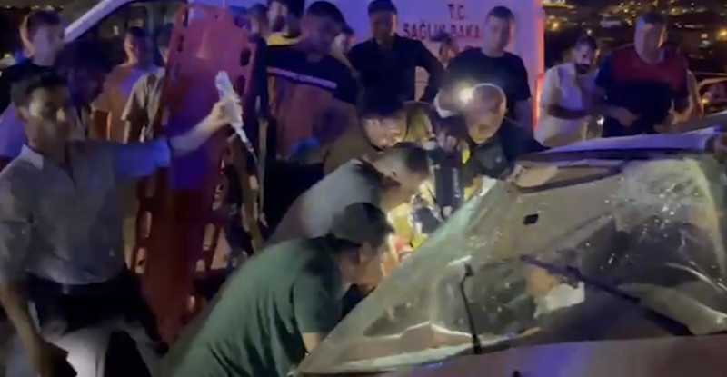 Hatay’da refüje çarpan otomobildeki 4 kişi yaralandı