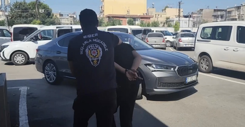 Adana’da ev satmak ve almak isteyen 2 kişiyi “sazan sarmalı” olarak bilinen yöntemle dolandırdıkları gerekçesiyle gözaltına alınan 2 zanlı tutuklandı