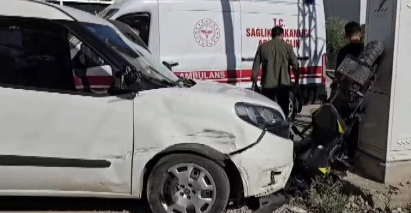 Adana’da kamyonet ile telefon hat dağıtım kutusu arasında sıkışan motosiklet sürücüsü yaralandı