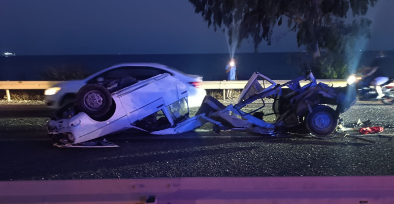 MERSİN’DE BARİYERE ÇARPAN OTOMOBİLİN SÜRÜCÜSÜ HAYATINI KAYBETTİ, YANINDAKİ KİŞİ YARALANDI