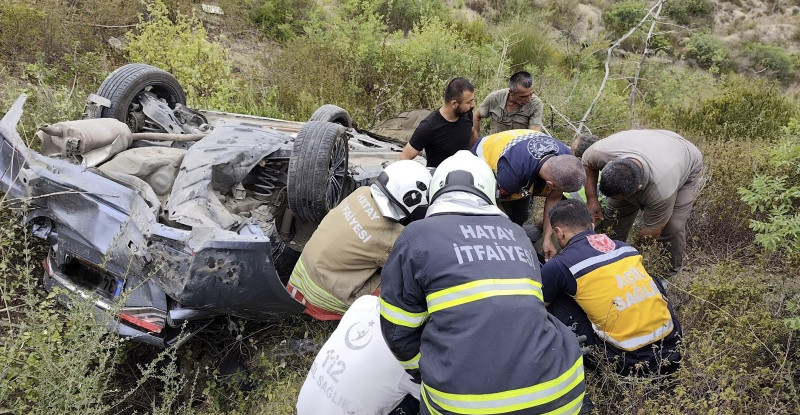 Hatay’da uçuruma yuvarlanan otomobildeki 4 kişi yaralandı