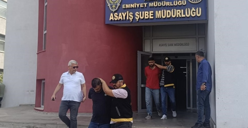 Adana’da kendilerini polis olarak tanıttıkları kişiyi dolandırıp 4 milyon 250 bin lira değerindeki altınlarını aldıkları belirlenen 2 şüpheli tutuklandı