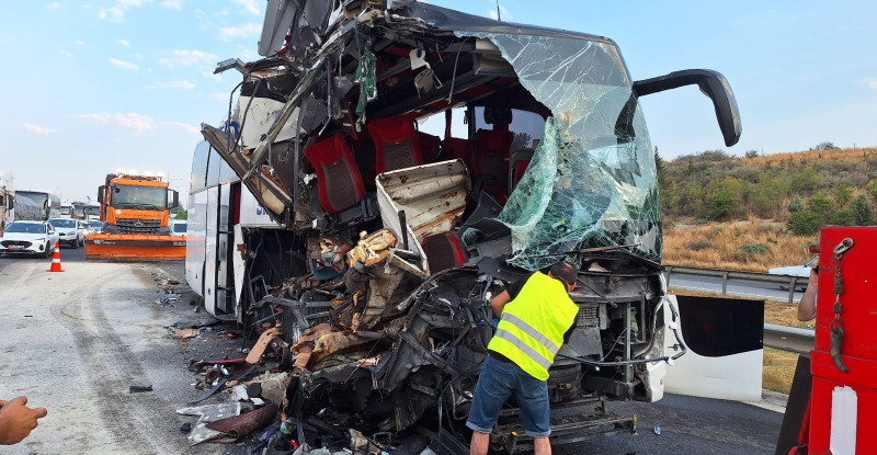 MERSİN’DE YOLCU OTOBÜSÜNÜN TIRA ÇARPMASI SONUCU 9 KİŞİ YARALANDI