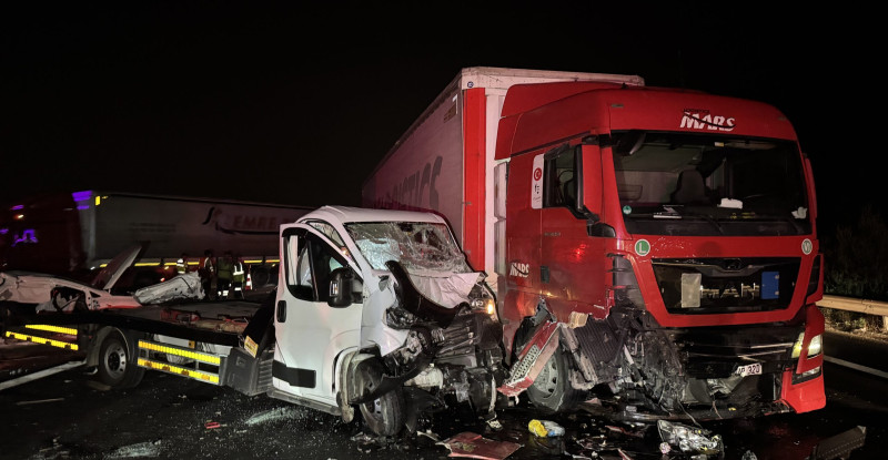 Adana’da 4 aracın karıştığı zincirleme trafik kazasında 8 kişi yaralandı