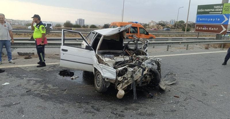 Mersin’de refüje çarpan otomobildeki 1 kişi öldü, 1 kişi yaralandı
