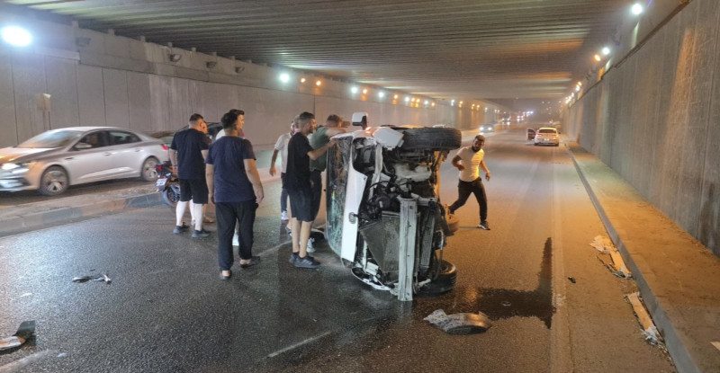 Adana’da alt geçit duvarına çarpan hafif ticari aracın sürücüsü yaralandı