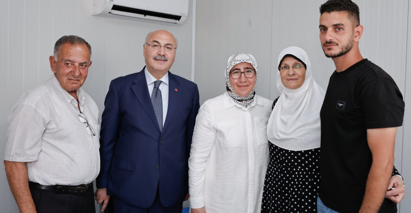Adana Valisi Köşger, kentte tedavi gören Filistinlilerin ailelerini ziyaret etti