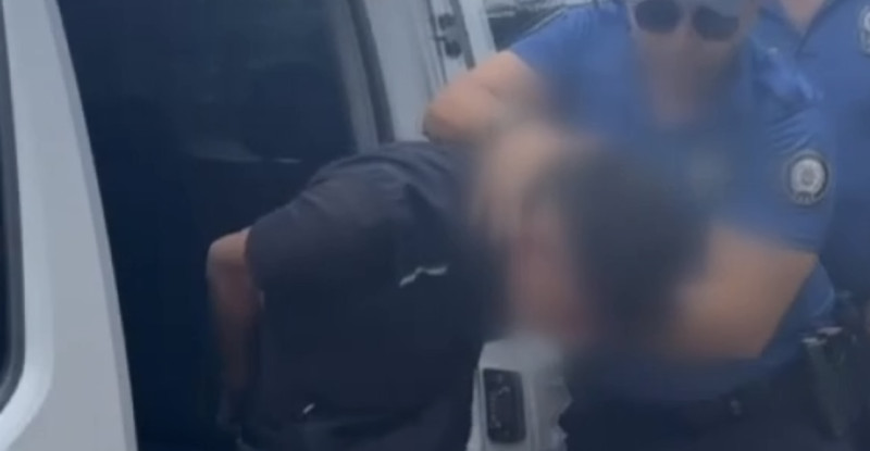 Adana’da zorla cam silerek sürücüleri rahatsız eden şüpheli yakalandı