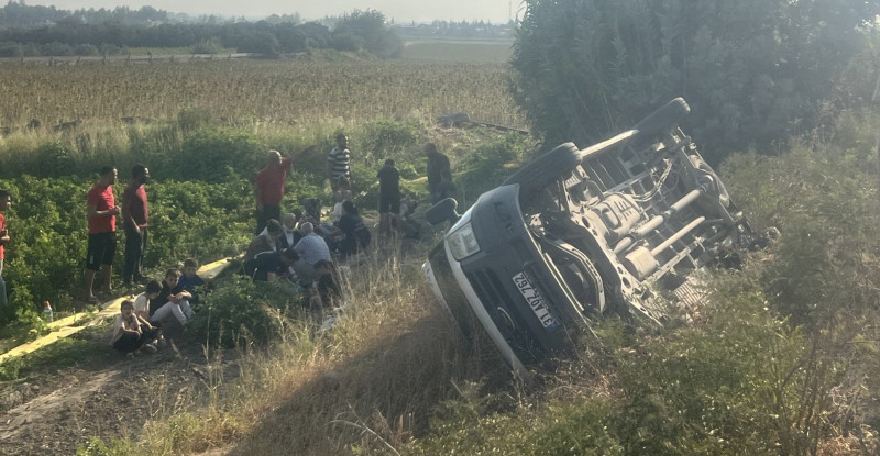 Hatay’da minibüsün tarlaya devrilmesi sonucu 8’i çocuk 13 kişi yaralandı