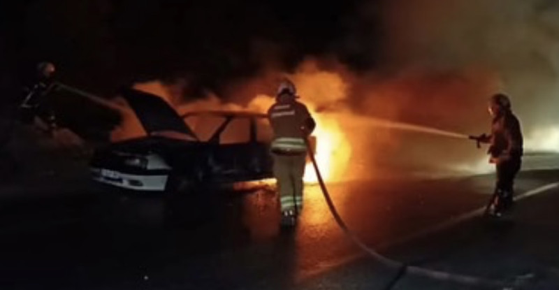 Antakya’da 2 ayrı otomobilde yangın çıktı, yangınların ardından her iki otomobil de kullanılamaz hale geldi