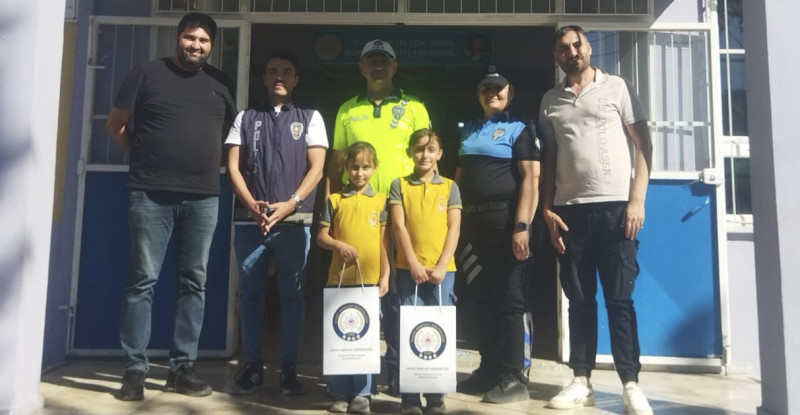 Hatay’da iki kız kardeş buldukları parayı polise teslim etti