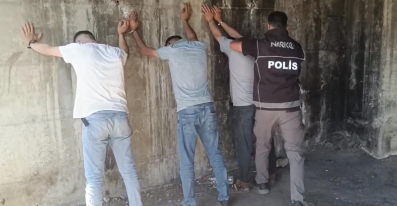 Adana polisinden metruk binalarda uyuşturucu denetimi