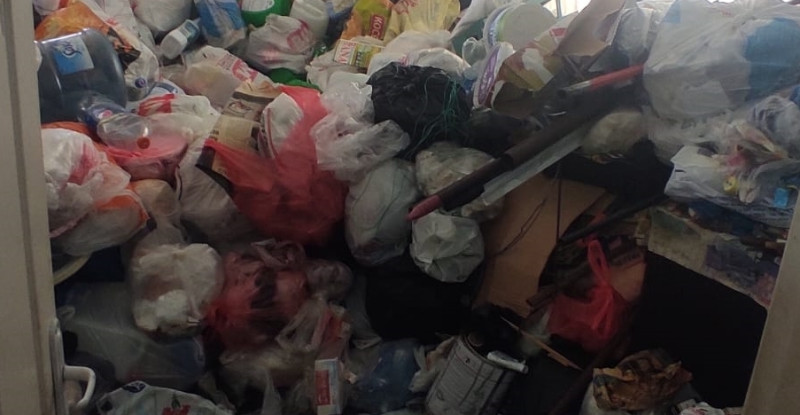 ADANA’DA VATANDAŞLARIN ŞİKAYETTE BULUNDUĞU EVDEN İKİ KAMYON ÇÖP ÇIKTI!