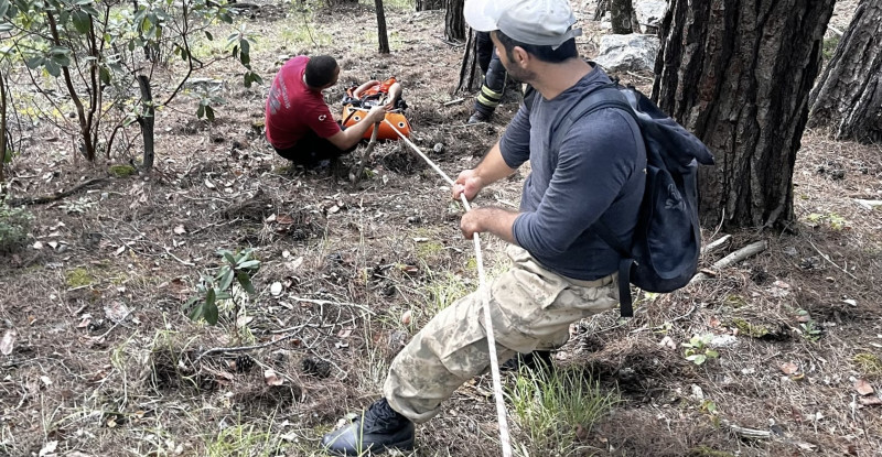 MERSİN’DE KAYALIKLARDAN DÜŞEN KİŞİ 4 SAATLİK OPERASYONLA KURTARILDI