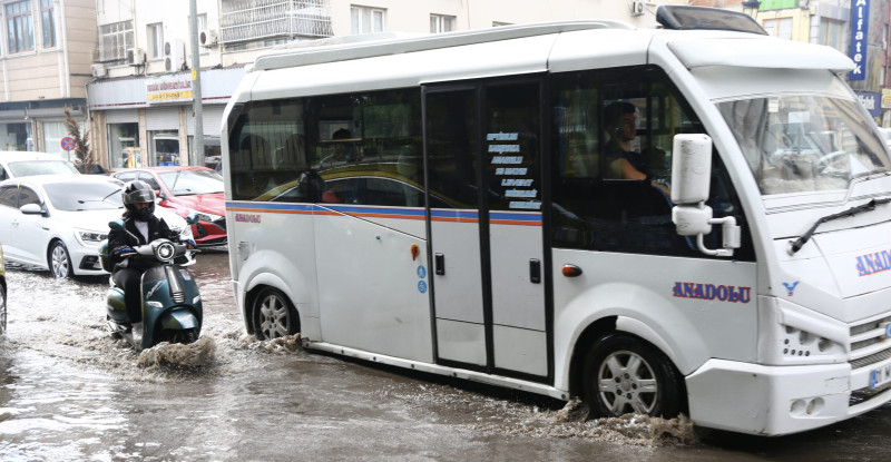 ADANA’DA SAĞANAK NEDENİYLE BAZI CADDE VE SOKAKLARDA SU BİRİKİNTİLERİ OLUŞTU