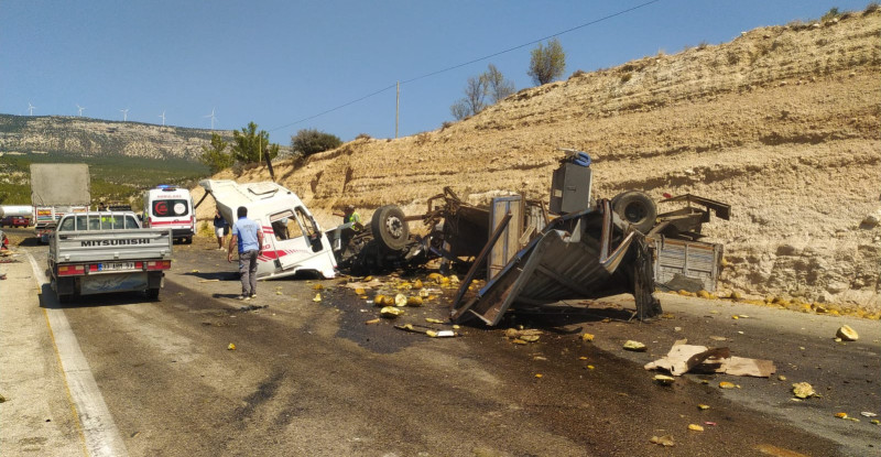 Mersin’de tır yolcu otobüsüne arkadan çarptı