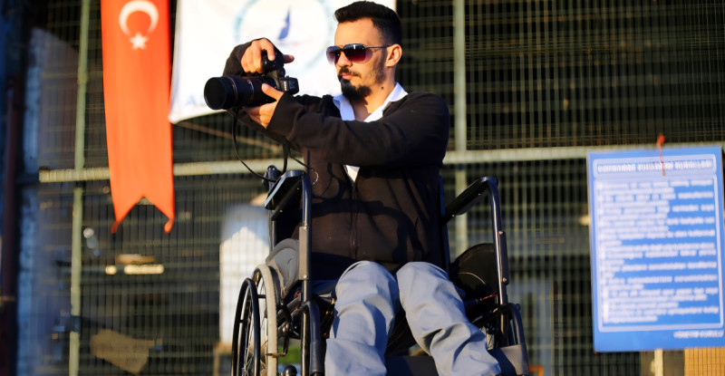 “HİÇBİR ŞEY ENGEL DEĞİL”: FIRAT CEMİL AYALP FOTOĞRAF AŞKIYLA ADANA’DA TARİHE İZ BIRAKIYOR