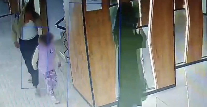 Mersin’de yanlarındaki çocukla evden hırsızlık yaptığı öne sürülen iki kadın aranıyor