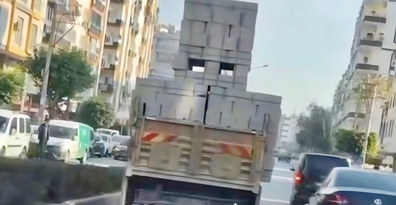 Mersin’de trafiği tehlikeye düşüren kamyon sürücüsüne 3 bin 65 lira para cezası