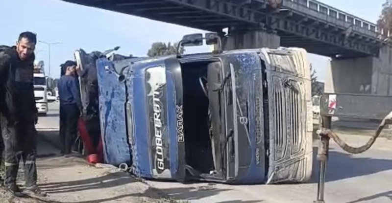 Adana Ceyhan Yolunda Damperi Açık Tır Köprüye Çarptı: Sürücü Yaralandı