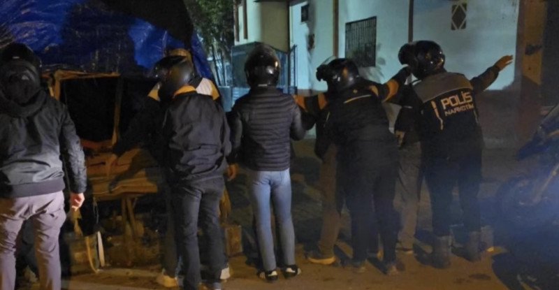 Adana’da üst aramalarında uyuşturucu bulunan 12 şüpheli gözaltına alındı