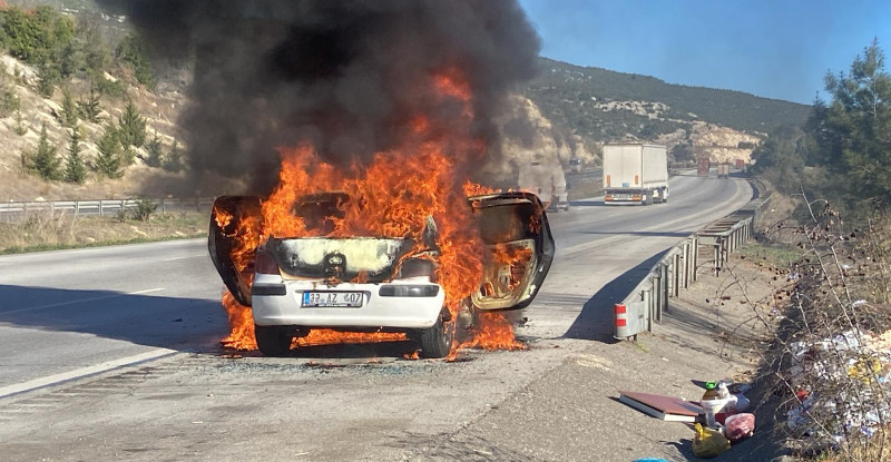 Adana Otoyolunda Seyir Halindeki Otomobil Alev Aldı