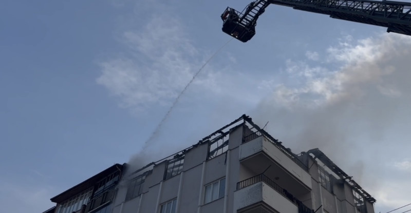 Gaziantep’te apartmanın çatısında çıkan yangın itfaiye ekiplerince söndürüldü