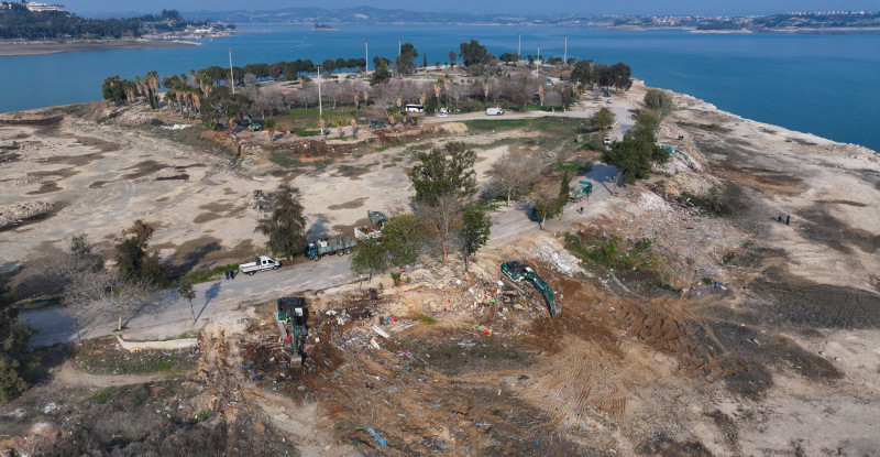 Adana’da “Amerikan Adası” olarak bilinen göl kıyısındaki kaçak yapıların yıkımı tamamlandı