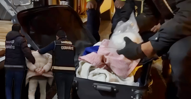 Osmaniye’de şehirler arası yolcu otobüsünde bir yolcunun valizinde 4 kilo 715 gram uyuşturucu bulundu