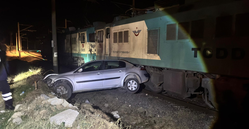Osmaniye’de yük treninin çarptığı otomobildeki 4 kişi yaralandı