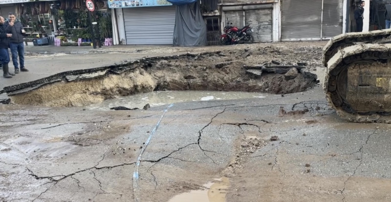 Adana’nın merkez Seyhan ilçesinde su borusunun patladığı caddede çukur oluştu