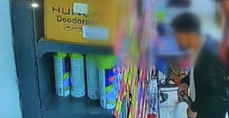 Adana’da parfüm çalmaları güvenlik kamerasınca kaydedilen 2 zanlı yakalandı