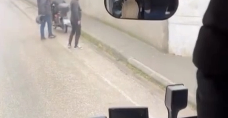 Adana’da işçi servisinin camını kaskla kıran motosiklet sürücüsünün ehliyetine süresiz el konuldu