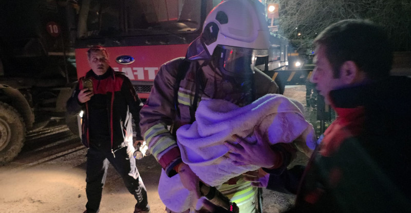 Hatay’da 5 katlı binada çıkan yangında mahsur kalan 30 kişi kurtarıldı