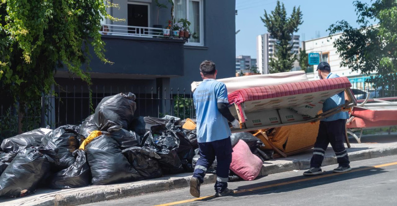 Mersin’de bir evden 5 kamyon çöp çıkarıldı
