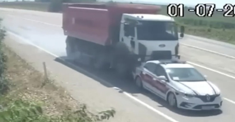 Adana’da kamyonun çarptığı jandarma trafik aracındaki bir personel yaralandı