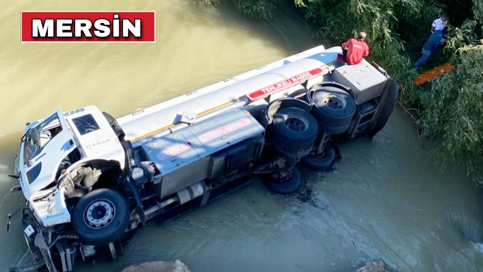 MERSİN’DE NEHRE DEVRİLEN AKARYAKIT TANKERİNİN SÜRÜCÜSÜ YARALANDI