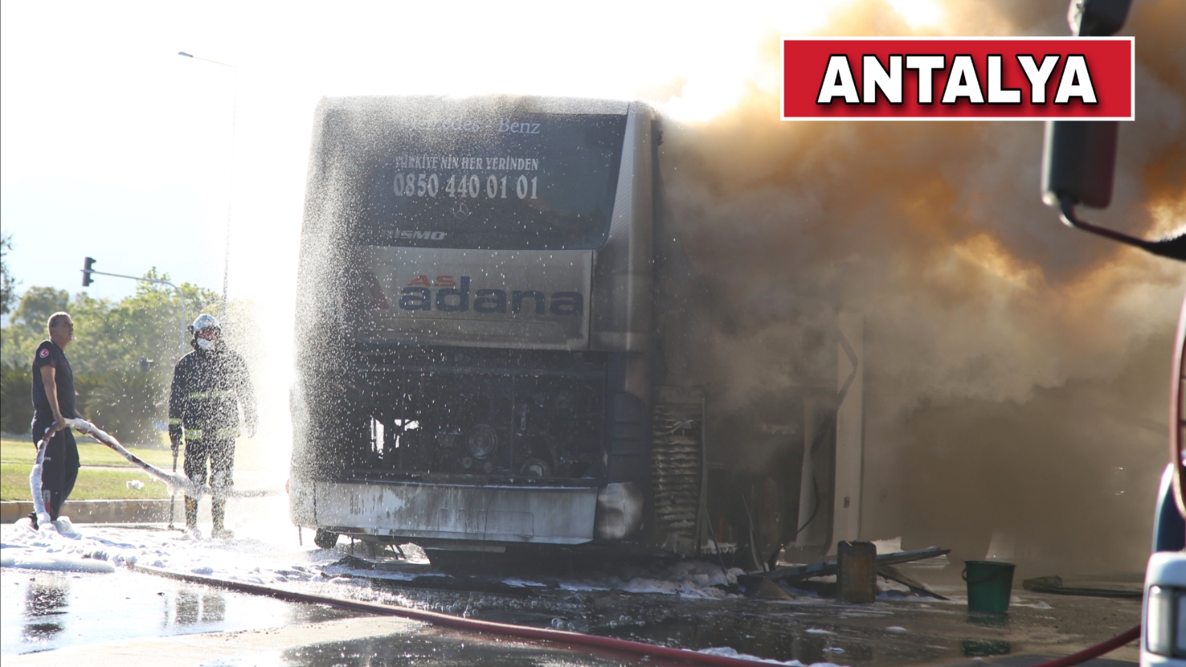 ANTALYA’DA HAREKET HALİNDEYKEN ALEV ALAN YOLCU OTOBÜSÜ YANDI…