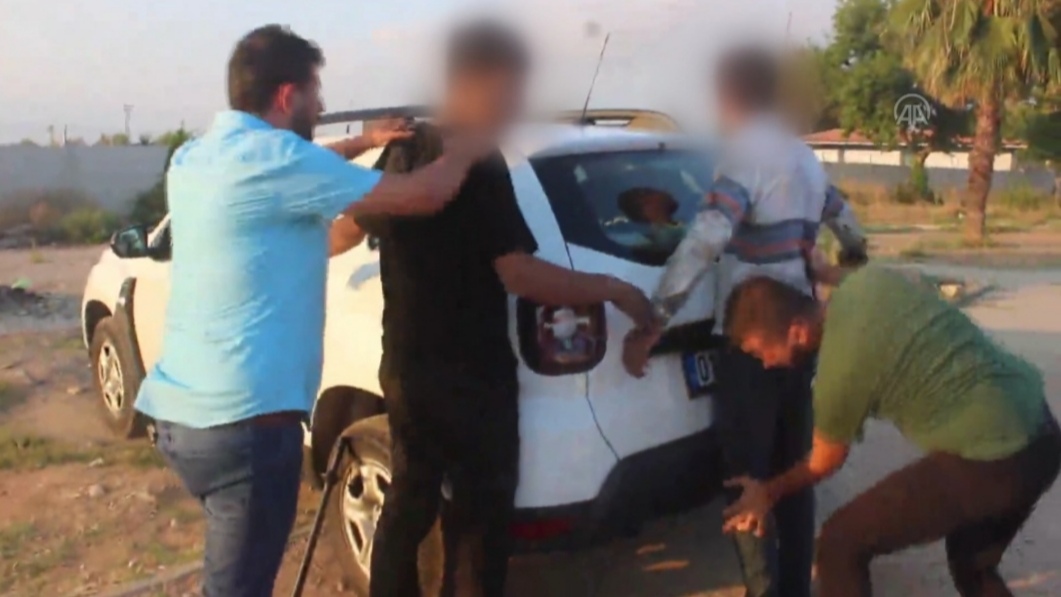 ADANA’da  Sokakta Kadını Darbeden 2 Şüpheli Yakalandı