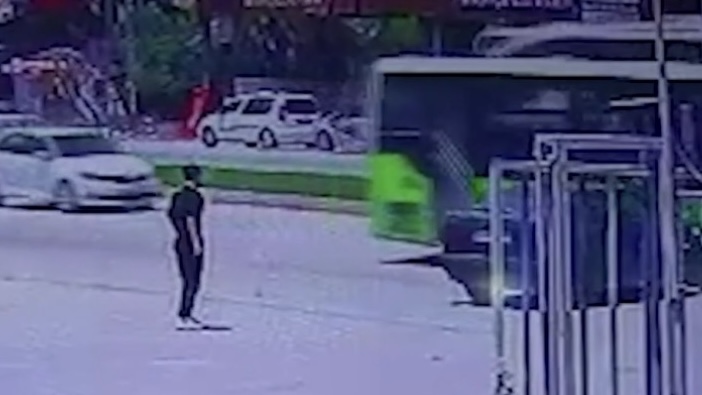 Hatay’da el freni çekilmeyen otomobilin otobüse çarpması güvenlik kamerasında