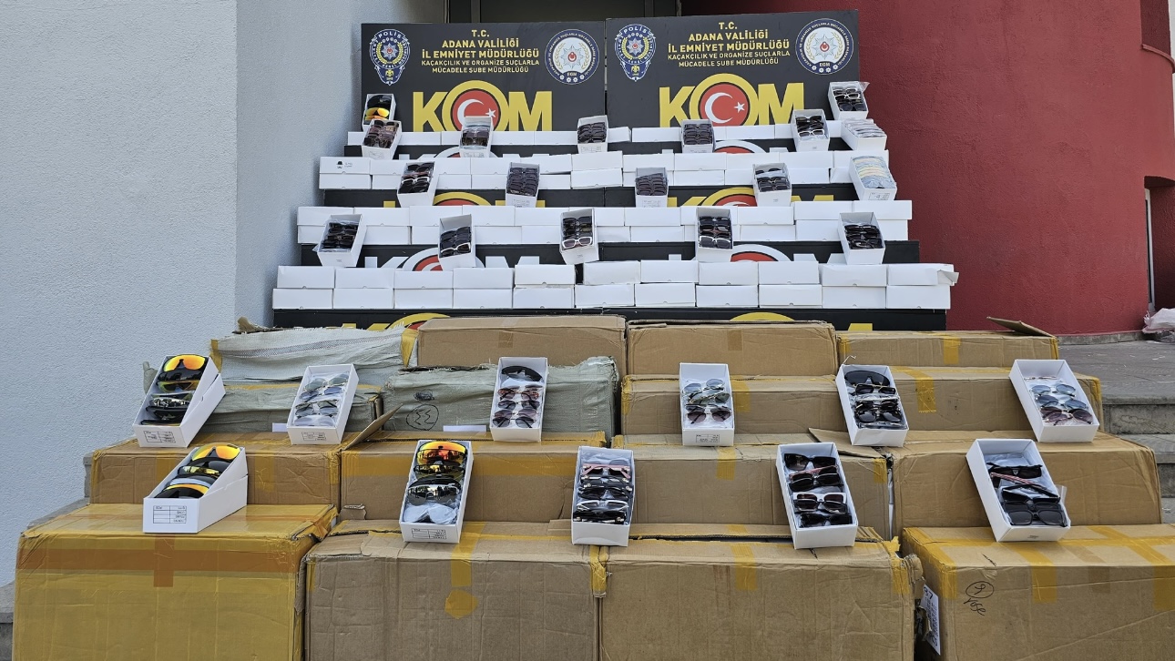 Adana’da gümrük kaçağı 2 bin 100 cep telefonu ile 12 bin güneş gözlüğü ele geçirilen iş yerindeki şüpheli gözaltına alındı