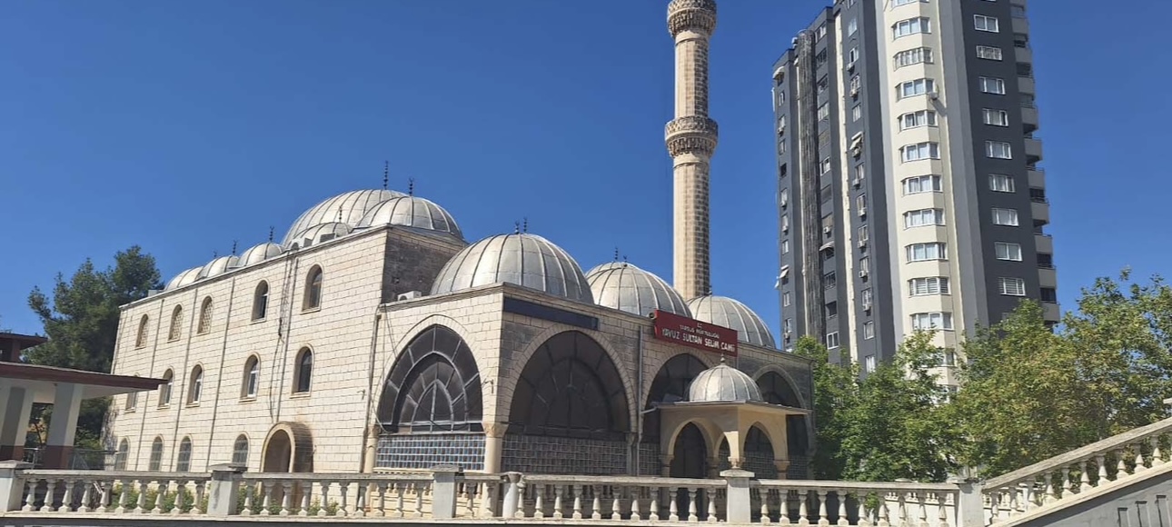 Tarsus’ta hasarlı caminin elektrik kabloları ile ses sistemi çalındı