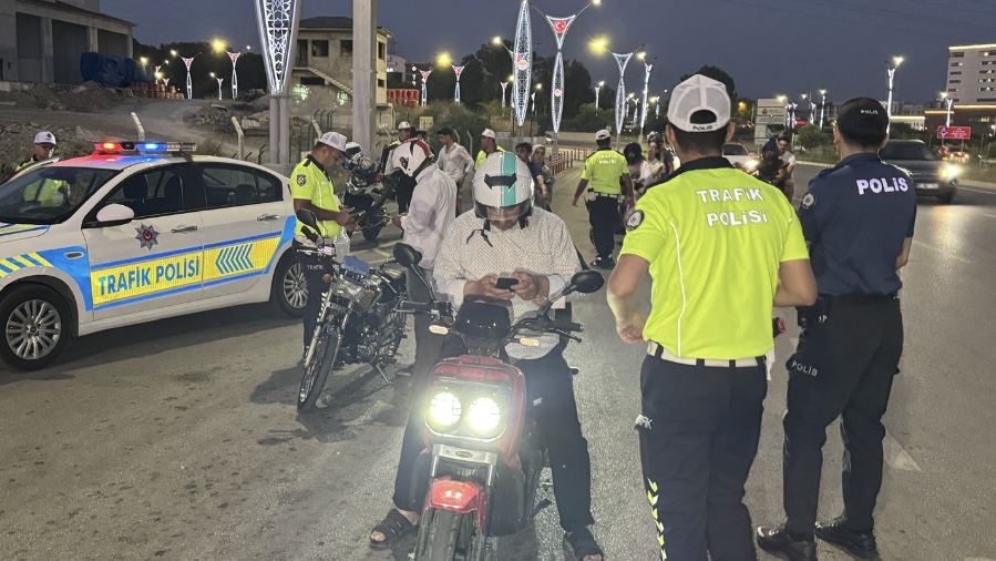 Adana’da trafik polislerince gerçekleştirilen denetimlerde 16 motosiklet trafikten menedildi