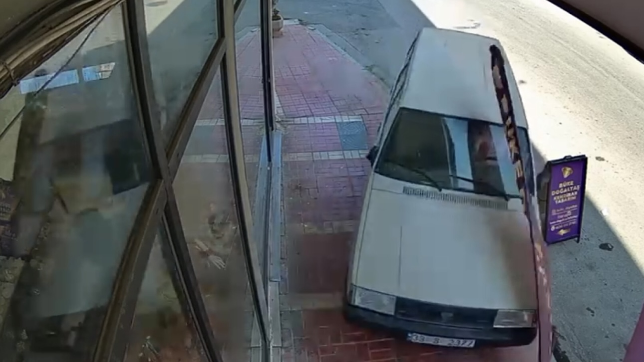 Mersin’de otomobilin iş yerine çarpma anı güvenlik kamerasına yansıdı