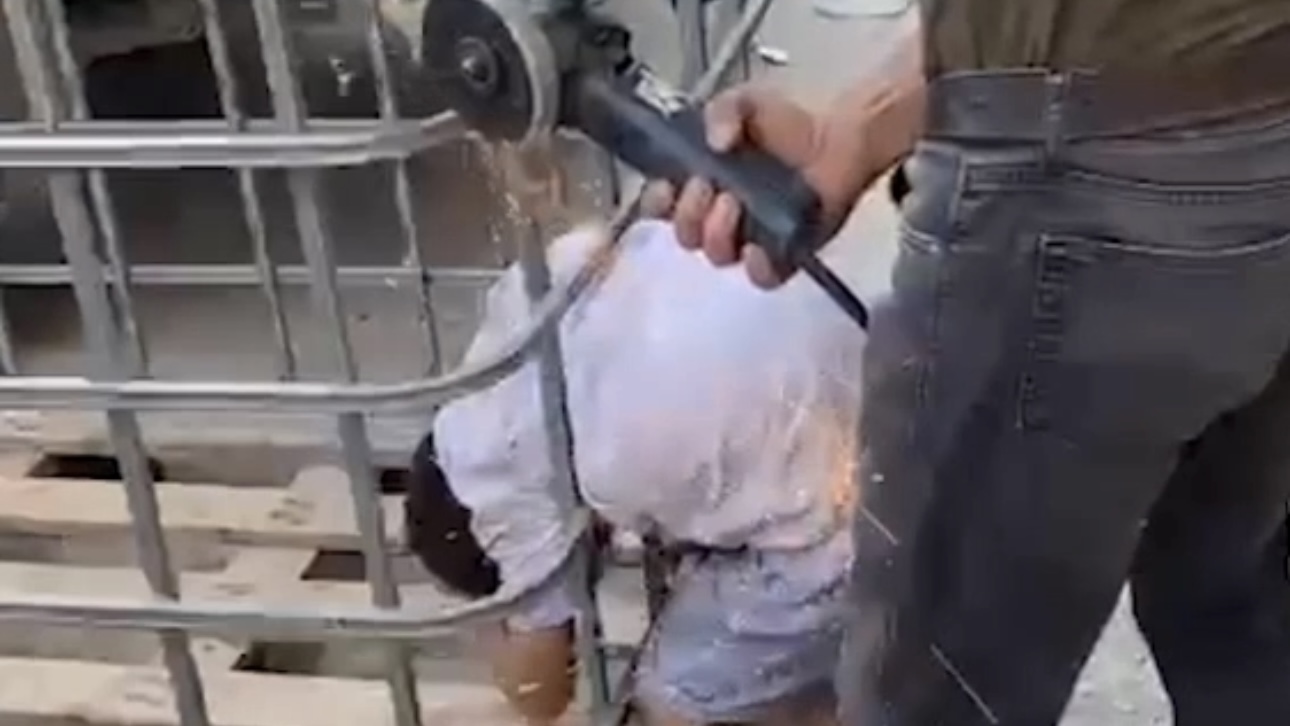 Adana’da malzeme taşıma kafesinin demir parmaklıklarına sıkışan çocuğu itfaiye kurtardı