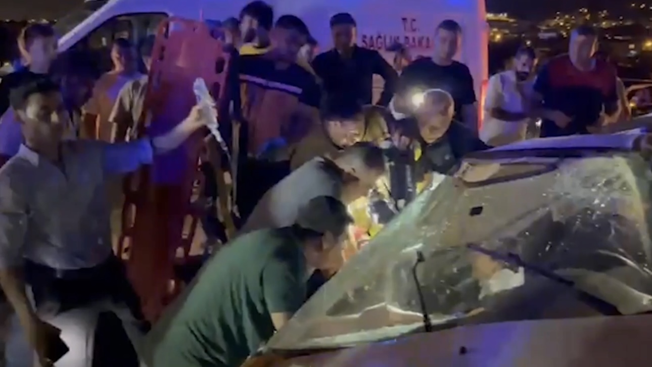 Hatay’da refüje çarpan otomobildeki 4 kişi yaralandı