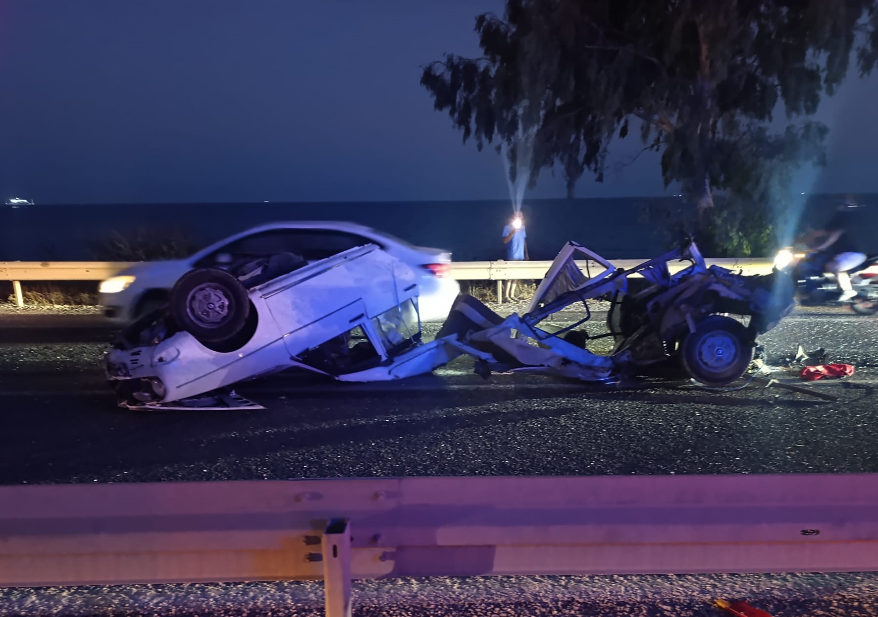 MERSİN’DE BARİYERE ÇARPAN OTOMOBİLİN SÜRÜCÜSÜ HAYATINI KAYBETTİ, YANINDAKİ KİŞİ YARALANDI