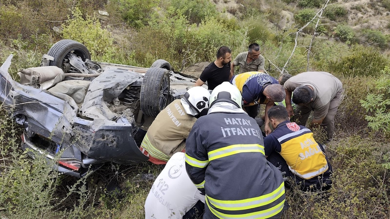 Hatay’da uçuruma yuvarlanan otomobildeki 4 kişi yaralandı