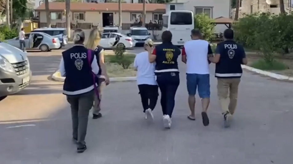 MERSİN’DE FUHUŞ OPERASYONUNU! 22 ŞÜPHELİ GÖZALTINA ALINDI…